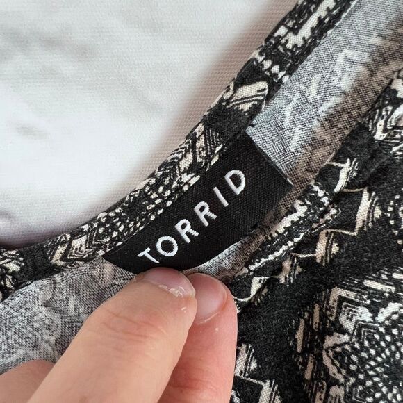 Torrid Black & White Geo Print Sleeveless V-Neck Blouse Top Size 1 - Picture 6 of 8